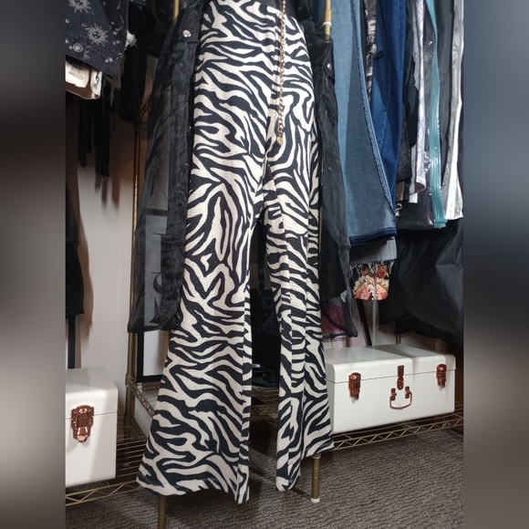 Pants. H&M DIVIDED. Size Large. Animal Print. Boot Cut Flare Leg - Picture 3 of 16